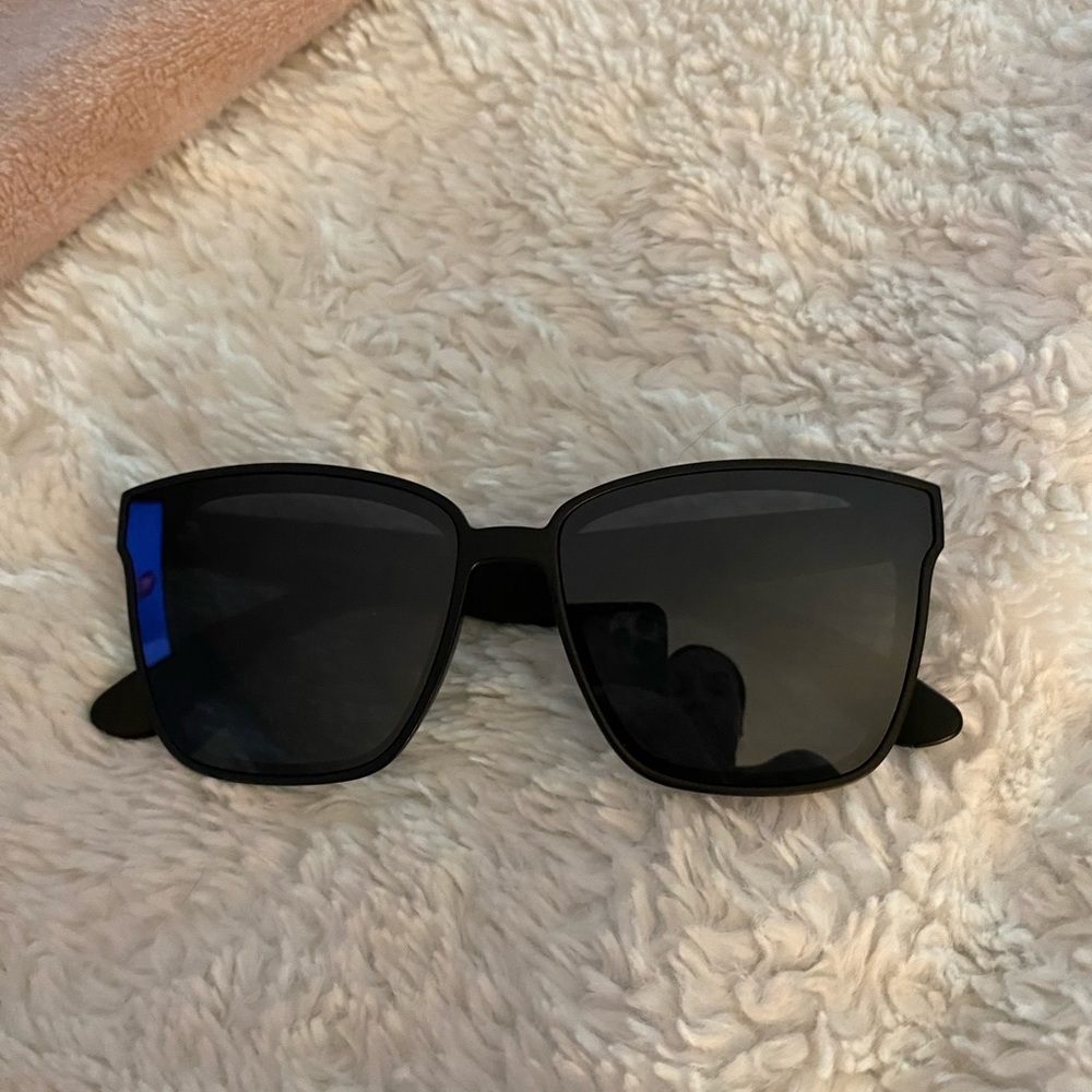 Square cat eye style sunglasses